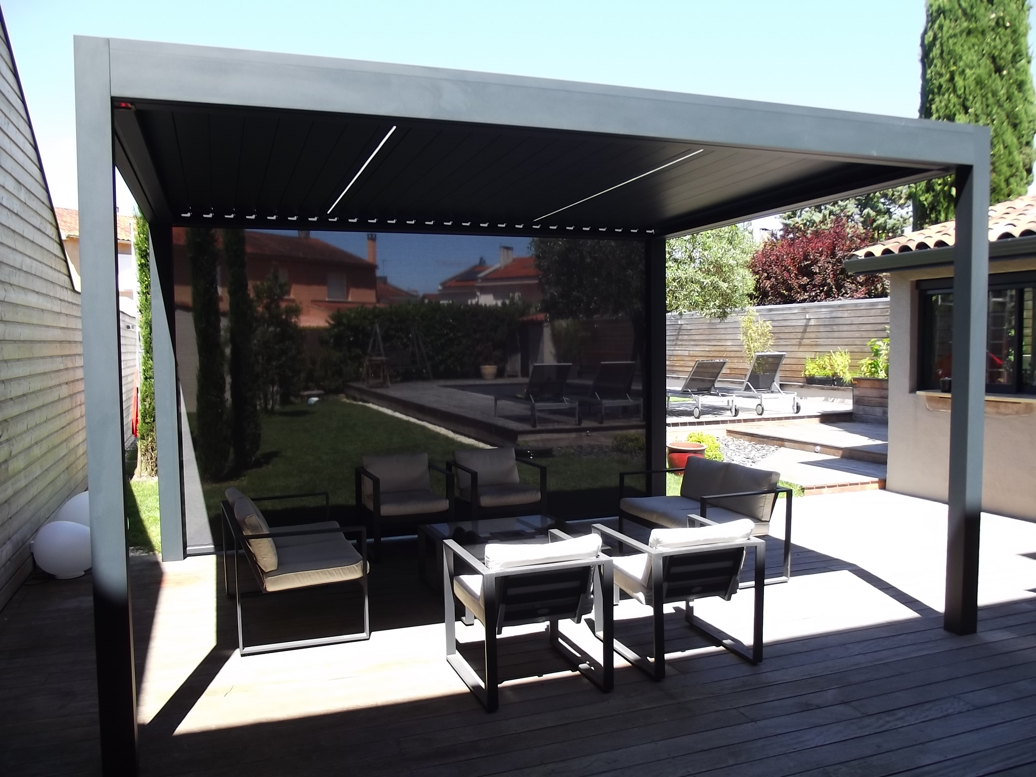 Pergola bioclimatique avec stores verticaux à Albi