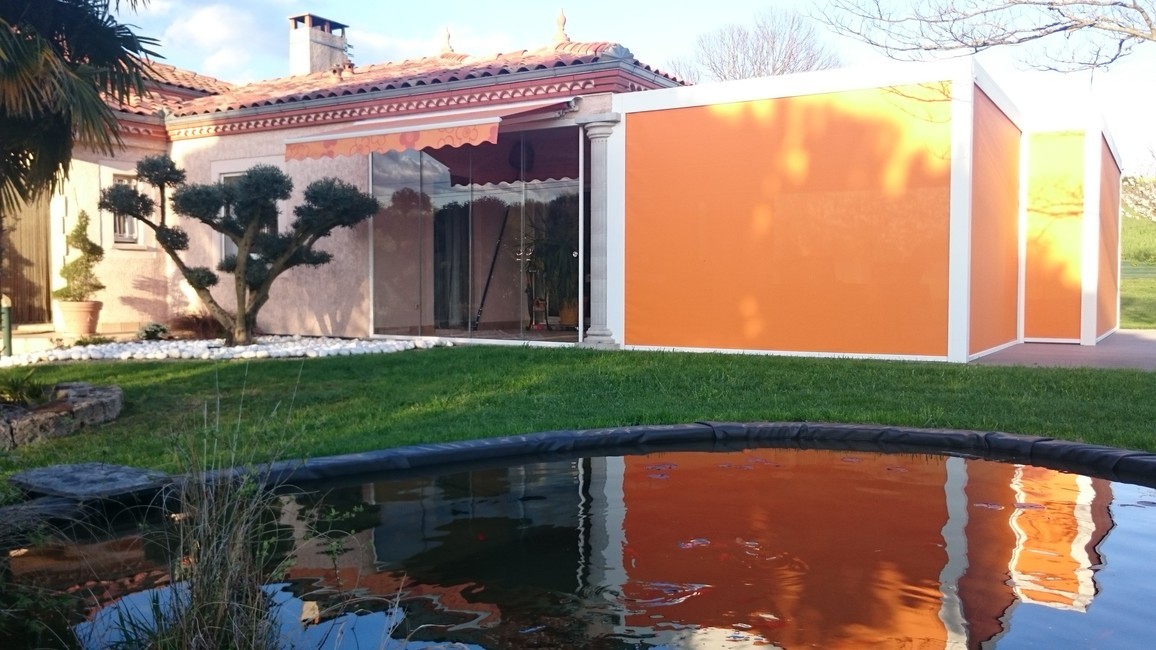 Pergola Brustor B200 avec screens orange au bord d'une piscine