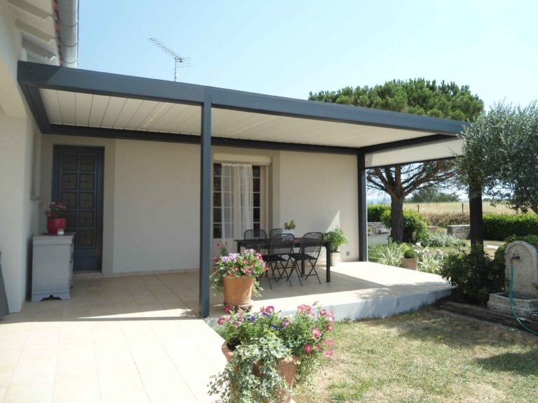 Pergola adossée et terrasse fleurie
