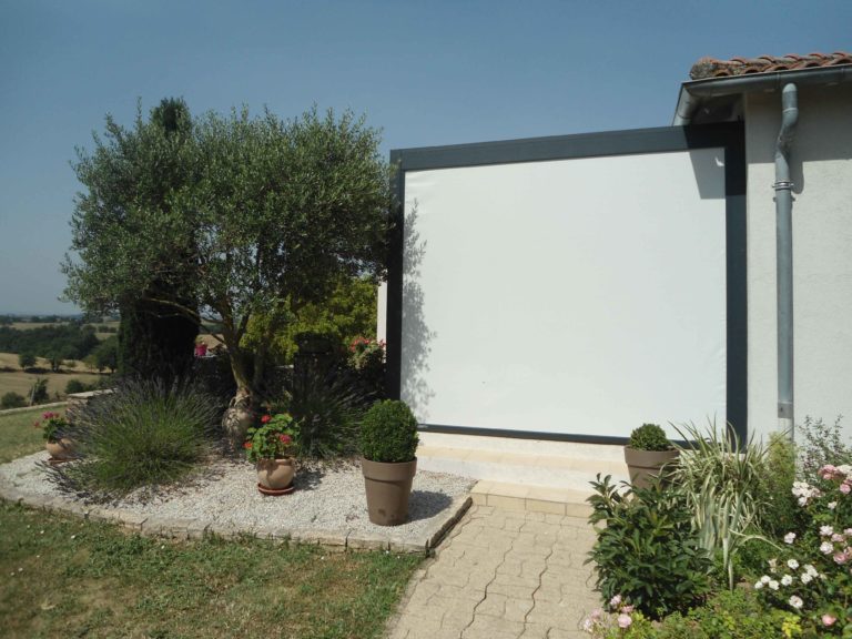 Pergola fermée par un screen gris