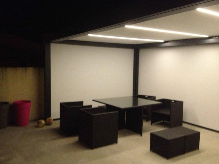 Pergola fermée et éclairée par LED, salon de jardin
