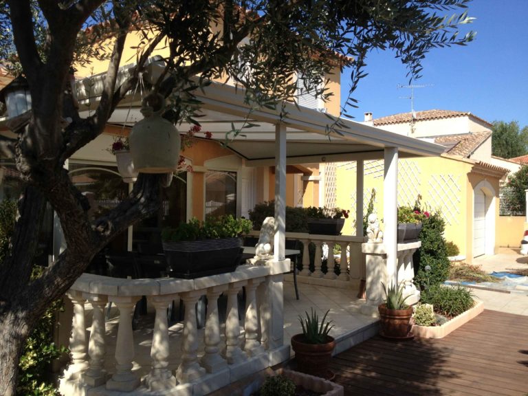 Terrasse couverte avec balustrade et plantes