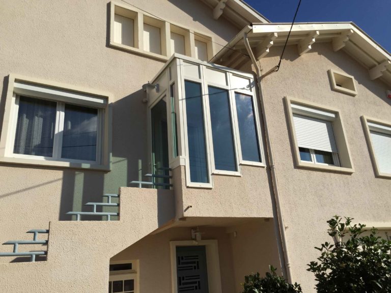 Façade avec fenêtres en saillie et volets roulants