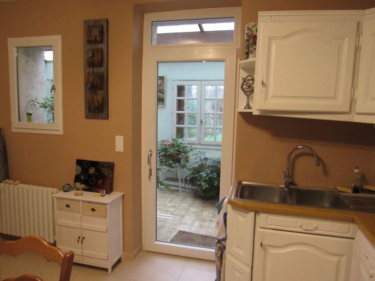 Porte vitrée dans une cuisine