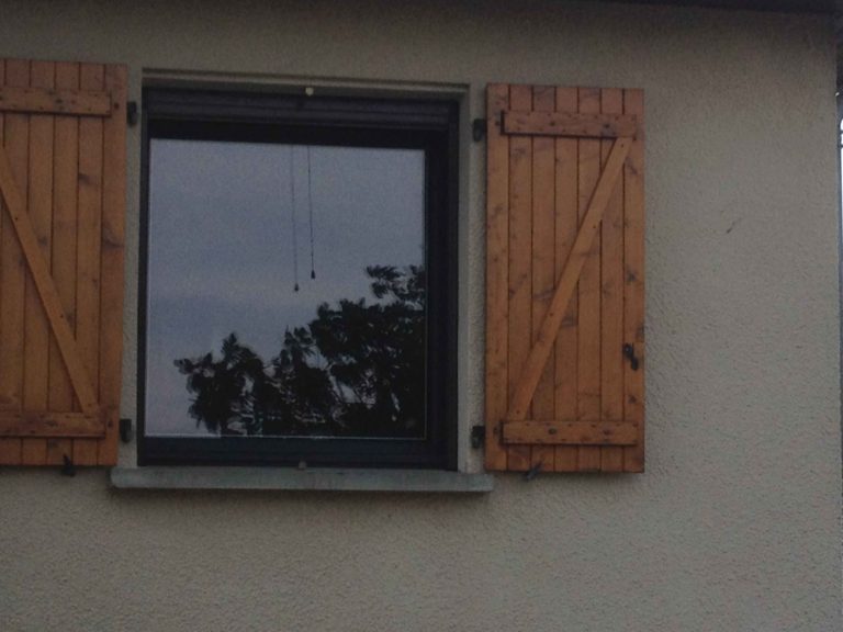 Fenêtre gris anthracite et volets battants en bois