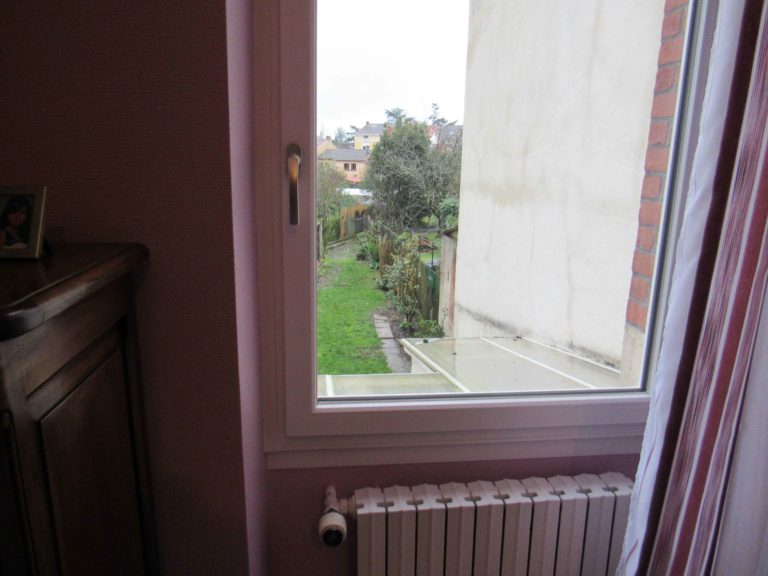 Fenêtre ouverte sur la campagne, vue de l'intérieur
