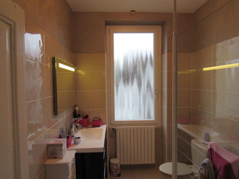 Fenêtre à vitrage dépoli dans une salle de bains