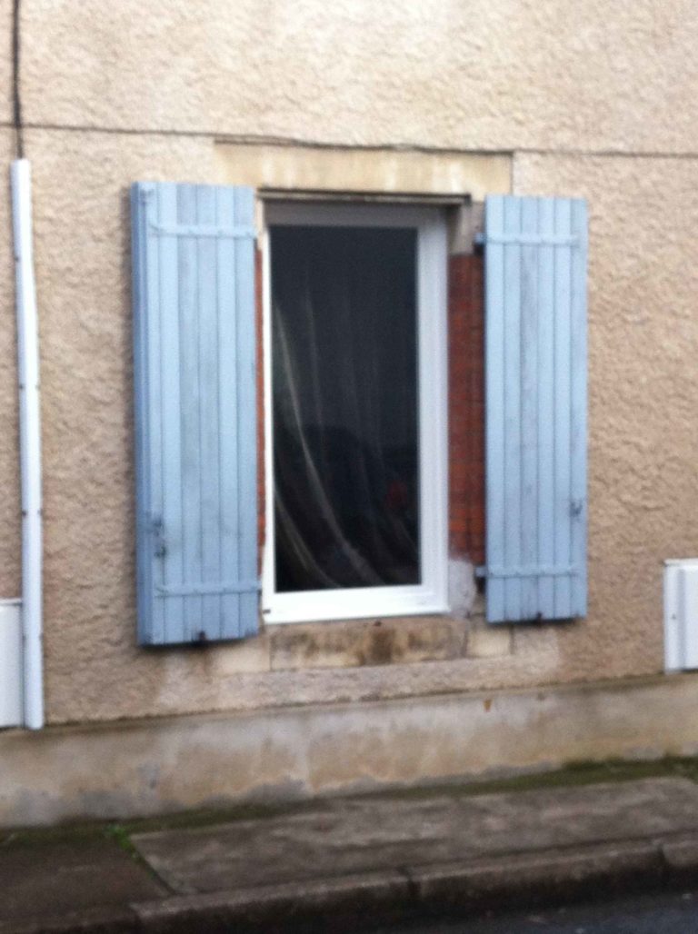 Fenêtre blanche et volets bleu clair