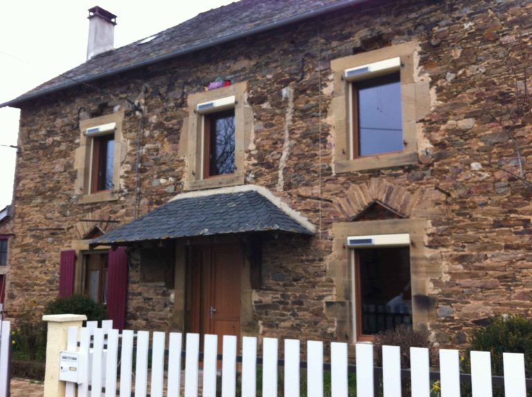 Maison en pierre avec fenêtres neuves