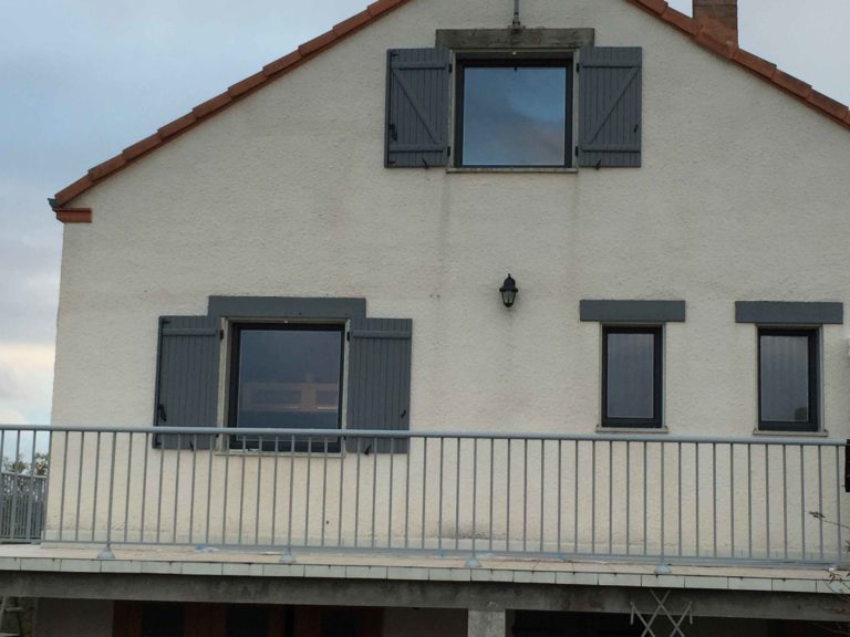 Façade avec fenêtres anthracite et volets gris