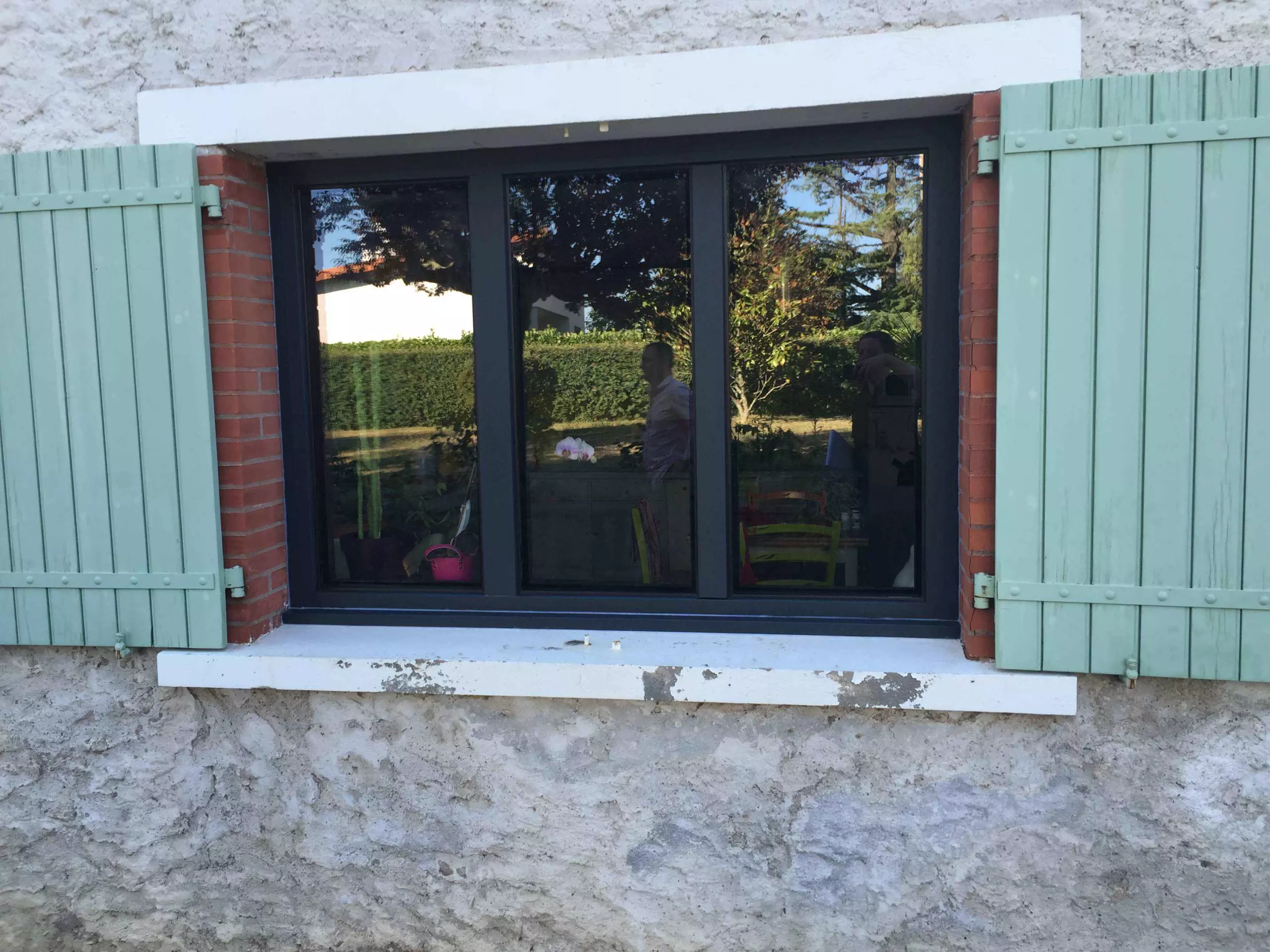 Volets vert d’eau et fenêtre anthracite posés par EXTEND