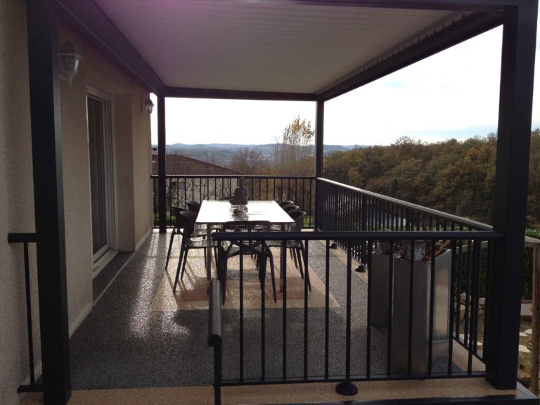 Pergola anthracite sur terrasse d'étage, vue de l'intérieur