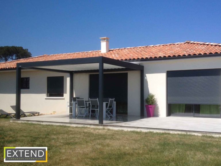Pergola bioclimatique devant une maison de plain-pied