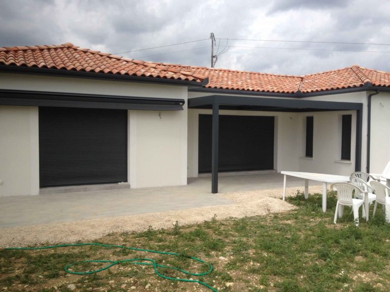 Pergola adossée à une maison aux volets roulants anthracite