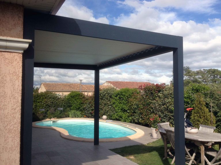 Pergola anthracite ouverte sur une piscine
