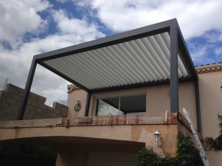 Pergola bioclimatique anthracite sur une terrasse en hauteur