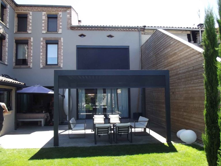 Pergola anthracite devant une maison contemporaine en brique