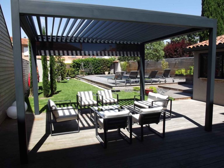 Pergola bioclimatique au-dessus d'un coin repas contemporain