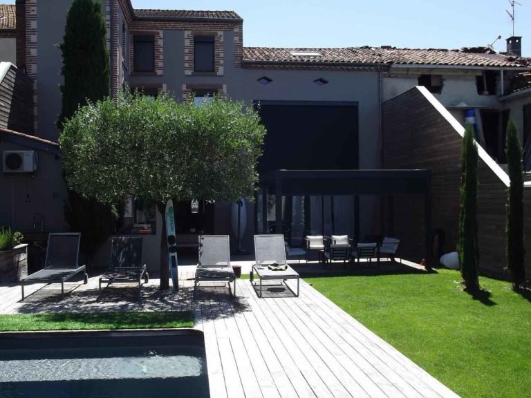 Pergola anthracite au bout d'une allée de jardin contemporaine