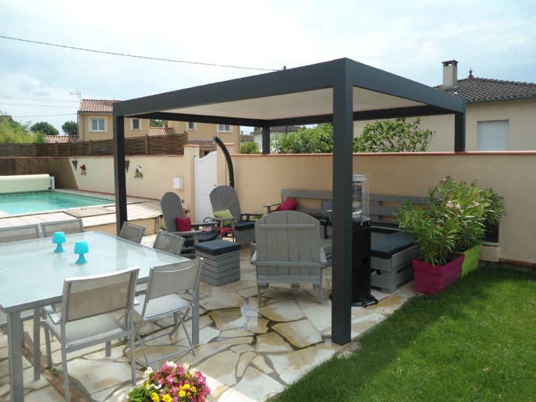 Pergola anthracite au-dessus d'une table près d'une piscine