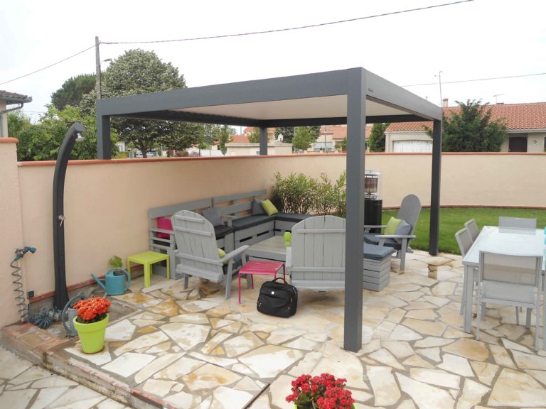 Pergola autoportante anthracite au-dessus d'un salon de jardin