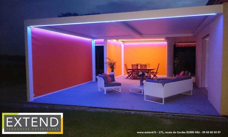 Pergola éclairée en LED bleues et violettes, screens orange baissés