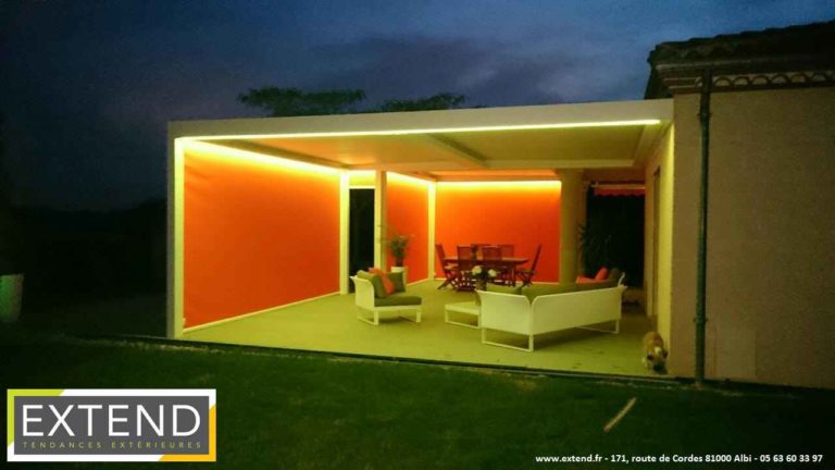 Pergola avec screens et éclairage LED orange, de nuit