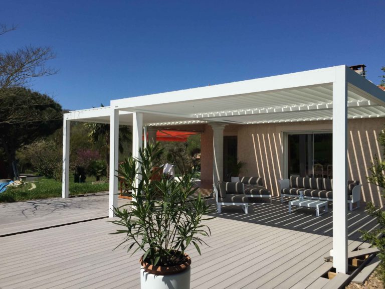 Pergola blanche sur terrasse en bois, laurier en pot