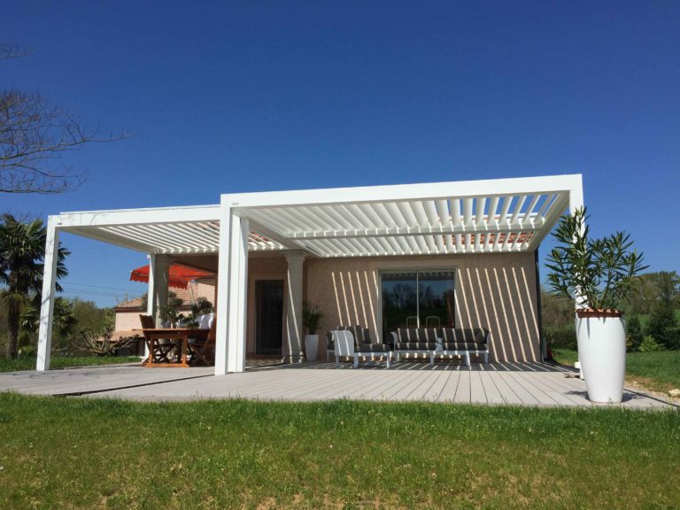 Pergola blanche autoportante sur une terrasse