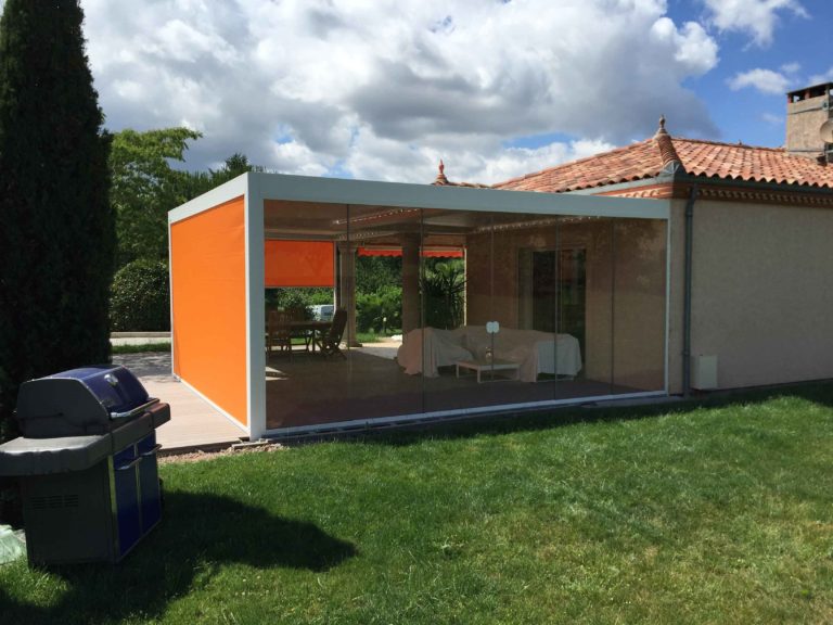 Pergola avec screen orange baissé et barbecue