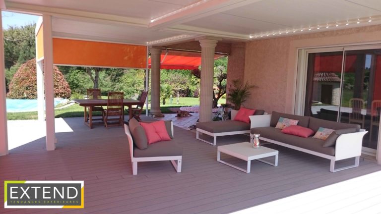Salon de jardin sous une pergola à screens orange