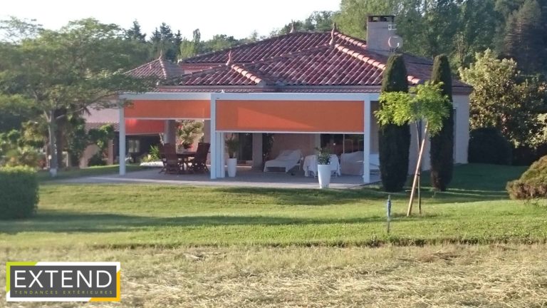 Pergola avec screens orange vue depuis le jardin
