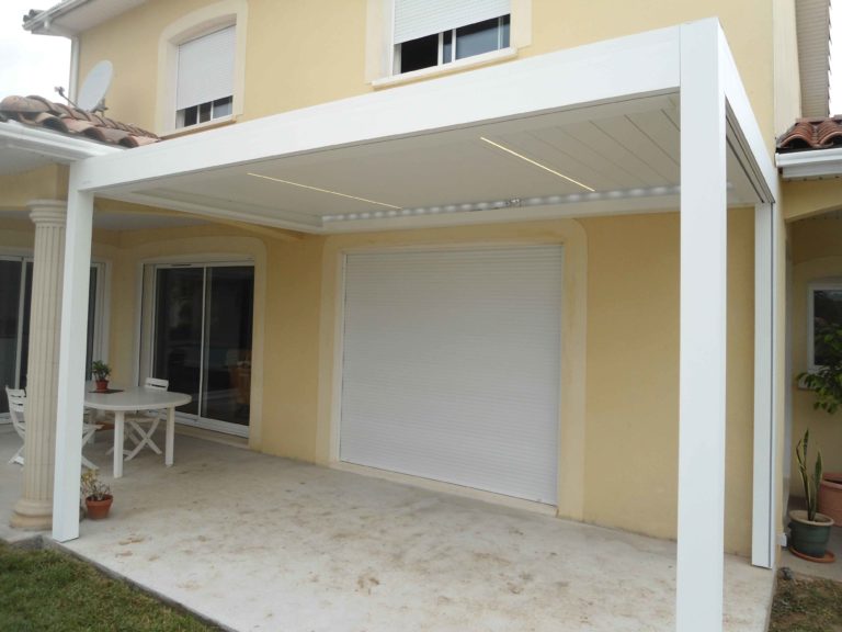 Pergola blanche adossée à une maison à étage