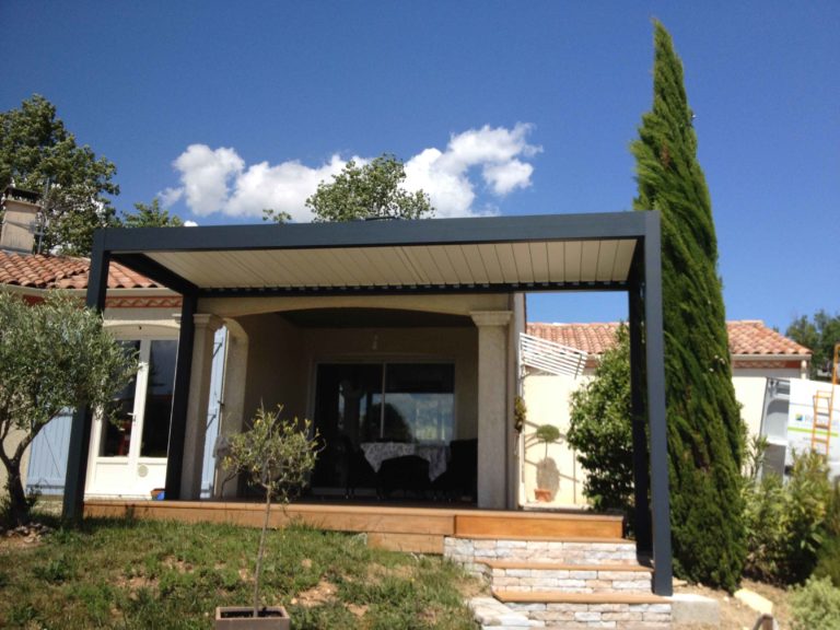 Pergola bioclimatique anthracite adossée, cyprès en façade