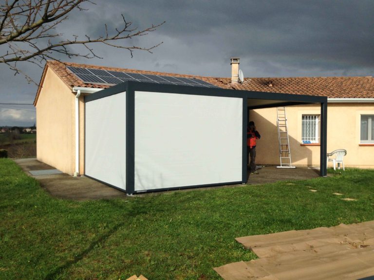 Pergola fermée par des screens blancs dans le jardin