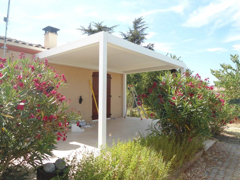 Pergola blanche entourée de lauriers-roses