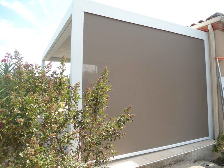 Pergola blanche avec screen taupe baissé