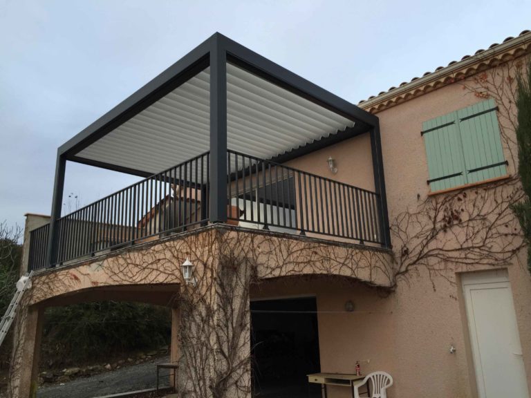 Pergola bioclimatique sur une terrasse d'étage