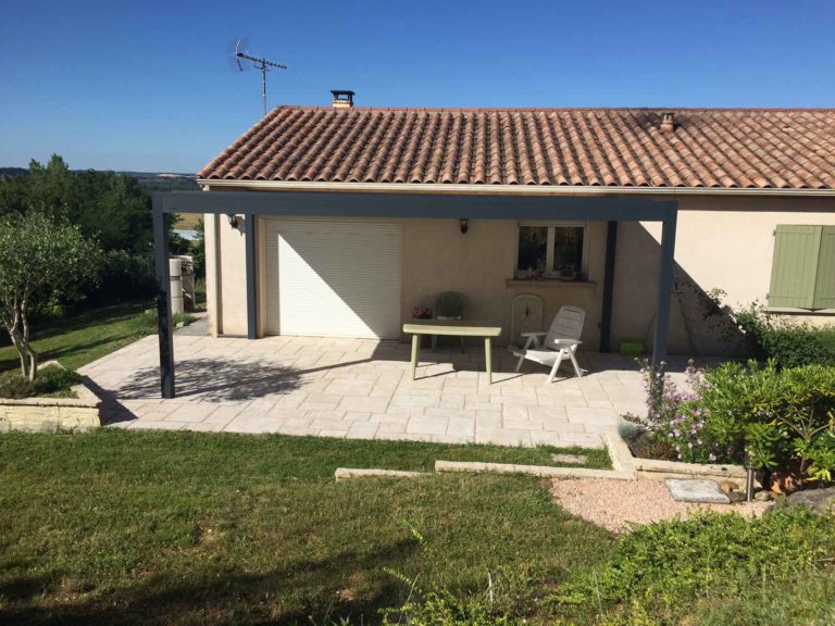 Pergola anthracite devant une maison de plain-pied