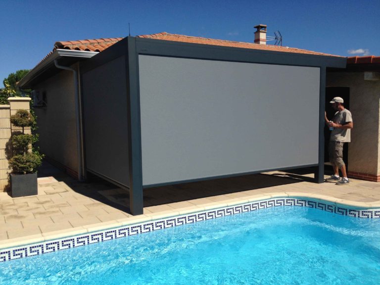 Pergola fermée par un screen gris au bord d'une piscine
