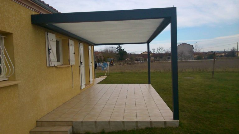 Pergola anthracite au-dessus d'une terrasse carrelée