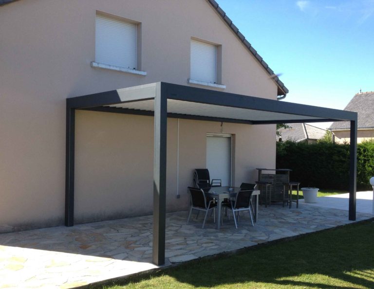 Pergola bioclimatique adossée et table de jardin