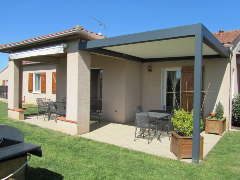 Pergola bioclimatique anthracite adossée, terrasse et jardin