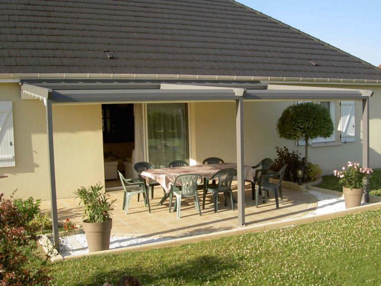 Pergola à toile au-dessus d'une terrasse avec table et plantes