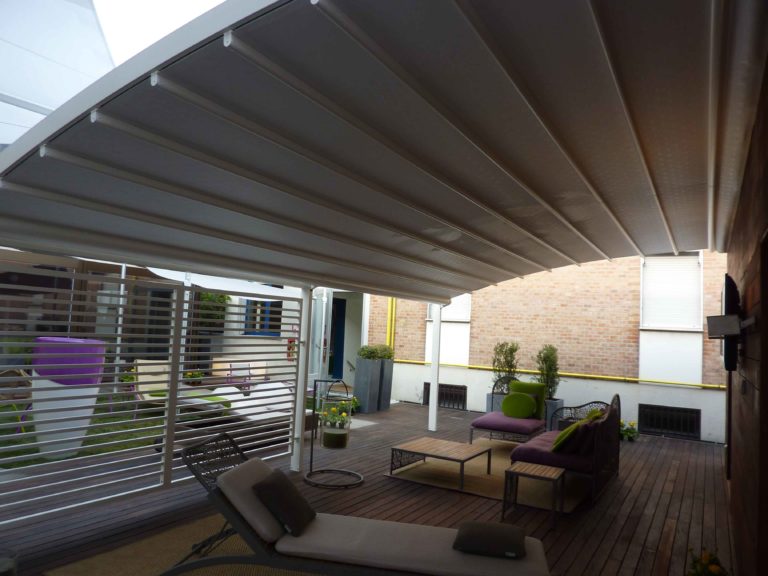 Pergola à toile vue de dessous au-dessus d'un salon