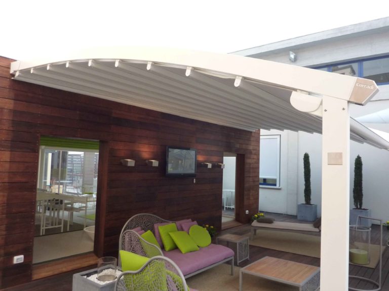 Pergola à toile blanche devant un mur en bois exotique