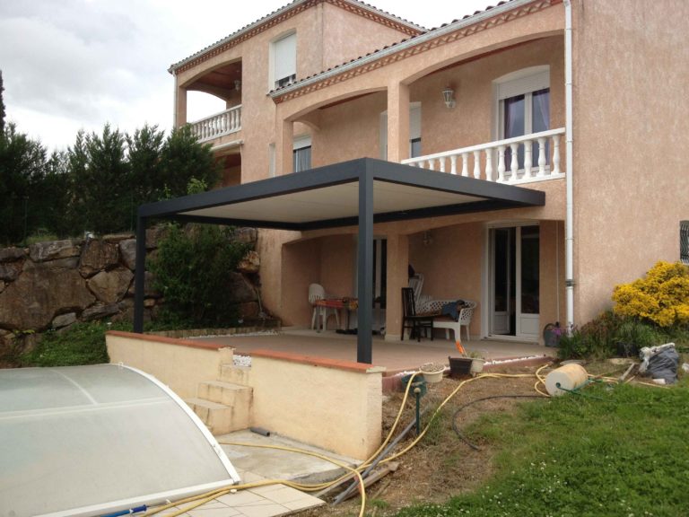 Pergola anthracite au pied d'une maison à étage
