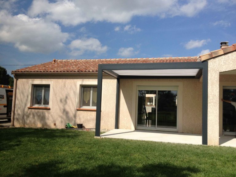 Pergola bioclimatique devant une maison de plain-pied
