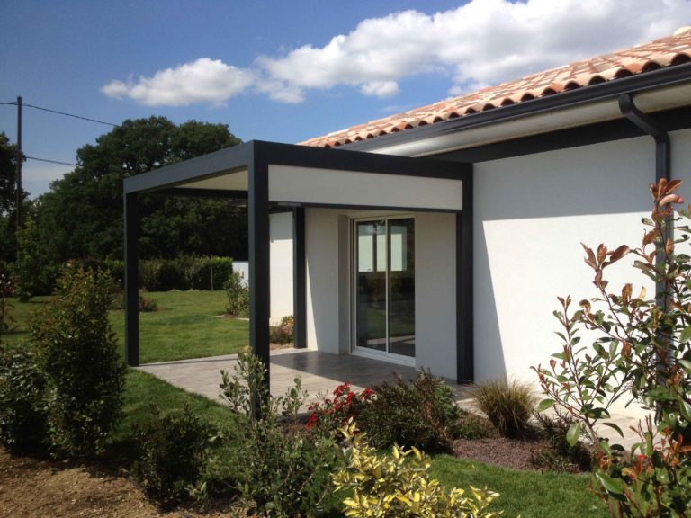 Pergola bioclimatique anthracite et massif fleuri