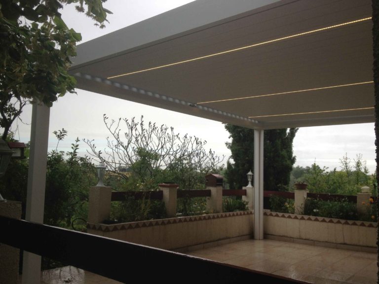 Lames orientables entrouvertes sur une terrasse avec jardinières